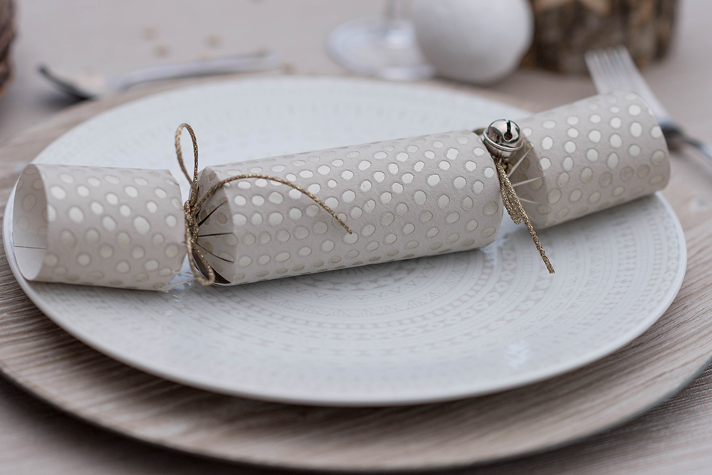 Crackers de Noël fermé disposé sur une assiette