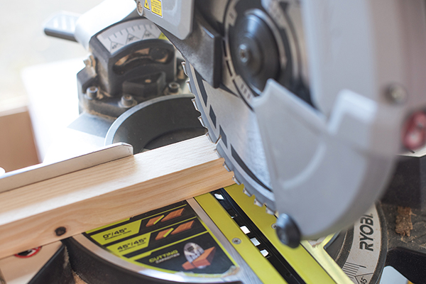 Machine de découpe dans le mobilier en bois de coupe de bois a vu