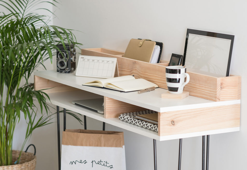 bureau en bois clair et plateau blanc fait maison